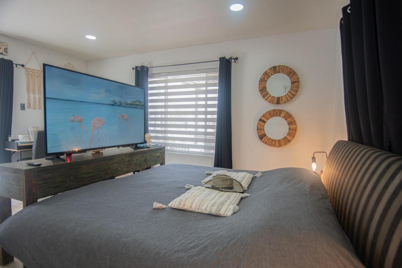 Lama Y Solo Unique Private Room Walking Distance To The Beach Палм Бийч Екстериор снимка
